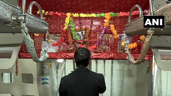 കാശി മഹാകാല്‍ എക്സ്പ്രസിലെ ക്ഷേത്രം;  രൂക്ഷ വിമർശം... മോദിക്ക് വായിക്കാൻ ഭരണഘടന പങ്കുവെച്ച് ഒവൈസി!