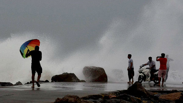 നിവാര്‍ ചുഴലിക്കാറ്റ്; തമിഴ്‌നാട്ടില്‍ ബസ് ഗതാഗതം സ്തംഭിച്ചു, കാറ്റ് തീരം തൊടാനിരിക്കെ കനത്ത ജാഗ്രത