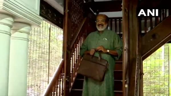 സംസ്ഥാന ബജറ്റ് 2021: സ്‌നേഹയുടെ കവിത ചൊല്ലി ധനമന്ത്രി, പിന്നാലെ പ്രഖ്യാപനങ്ങളിലേക്ക്