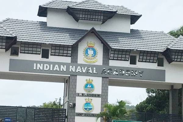 ഏഴിമല അക്കാദമിയില്‍ 253 ഓഫീസ് കാഡറ്റുകള്‍ പാസിങ് ഔട്ട് പരേഡ് നടത്തി