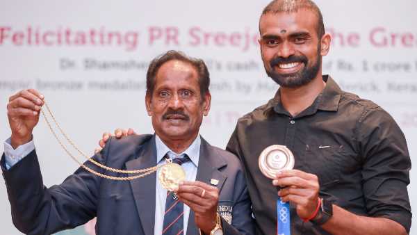 മാനുവല്‍ ഫെഡറിക്ക് എത്തിയത് ശ്രീജേഷിന് ഒരു കോടി കൊടുക്കാൻ; കേരളത്തിന്റെ ആദ്യ മെഡൽജേതാവിനെ ഞെട്ടിച്ച് സർപ്രൈസ്