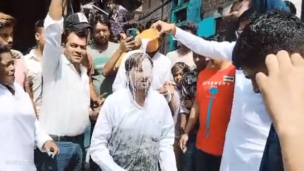 നെഞ്ചോളം മാലിന്യത്തിൽ ഇറങ്ങി ആംആദ്‌മി എംഎൽഎ, പിന്നെ പാലിൽ കുളി: ദൃശ്യങ്ങൾ വൈറലാകുന്നു