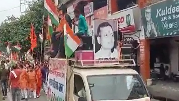 തിരം​ഗയാത്രയിൽ നാഥുറാം ഗോഡ്‌സെയുടെ ചിത്രവുമായി ഹിന്ദു മഹാസഭ, പ്രചോദനമെന്ന് മറുപടി