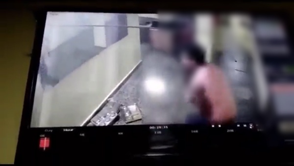 ഹോസ്റ്റലില്‍ പെണ്‍കുട്ടികളെ കടന്ന് പിടിച്ച് സെക്യൂരിറ്റി; ഞെട്ടിക്കുന്ന സിസിടിവി ദൃശ്യങ്ങള്‍ പുറത്ത്