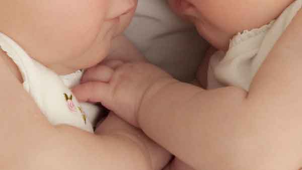 കൗമാരക്കാരി ഇരട്ടക്കുട്ടികള്‍ക്ക് ജന്മം നല്‍കി, രണ്ട് കുട്ടികളുടേയും അച്ഛന്‍മാര്‍ രണ്ട്..! അപൂര്‍വം