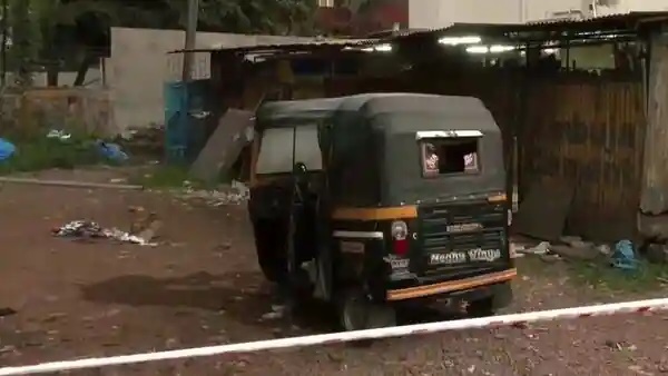 ഓടിക്കൊണ്ടിരിക്കെ ഓട്ടോറിക്ഷ പൊട്ടിത്തെറിച്ചു; ഡ്രൈവർക്കും യാത്രക്കാരനും പൊള്ളലേറ്റു