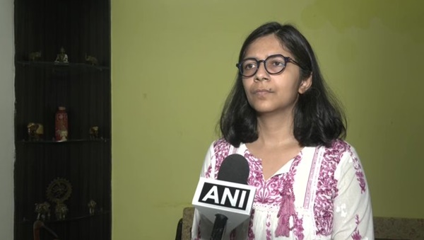 പുലർച്ചെ പരിശോധനയ്ക്കിറങ്ങിയ വനിതാ കമ്മീഷൻ അധ്യക്ഷയ്‌ക്ക് നേരെ അതിക്രമം; കൈ കാറിൽ കുരുക്കി വലിച്ചു