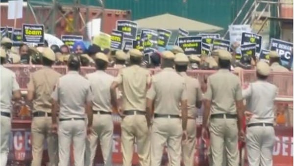 പോലീസ് ബാരിക്കേഡ് തൊട്ടുമുമ്പില്‍; ഇഡി ഓഫീസ് മാര്‍ച്ച് ഉപേക്ഷിച്ച് പ്രതിപക്ഷ നേതാക്കള്‍