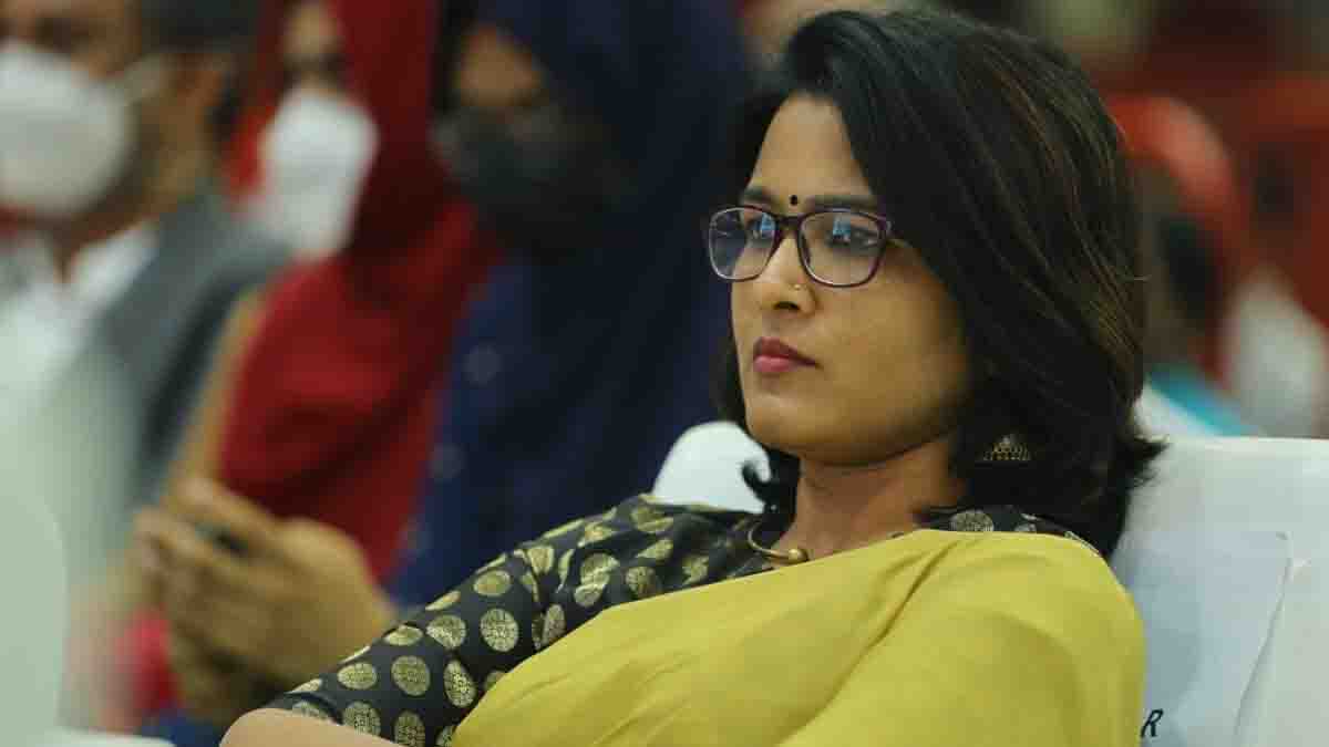 മീഡിയ വണ്‍ വിട്ട് സ്മൃതി പരുത്തിക്കാട്; ഇനി റിപ്പോര്‍ട്ടറിലേക്ക്.. ചാനലില്‍ അടിമുടി മാറ്റം