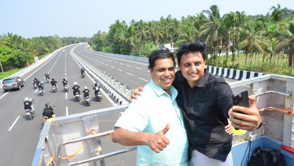 കെഎസ്ആർടിസി ഡബിൾ ഡക്കറിൽ ആവേശം നിറയ്ക്കുന്ന യാത്രയുമായി സ്‍പീക്കറും സംഘവും; ഏറ്റെടുത്ത് നാട്ടുകാരും