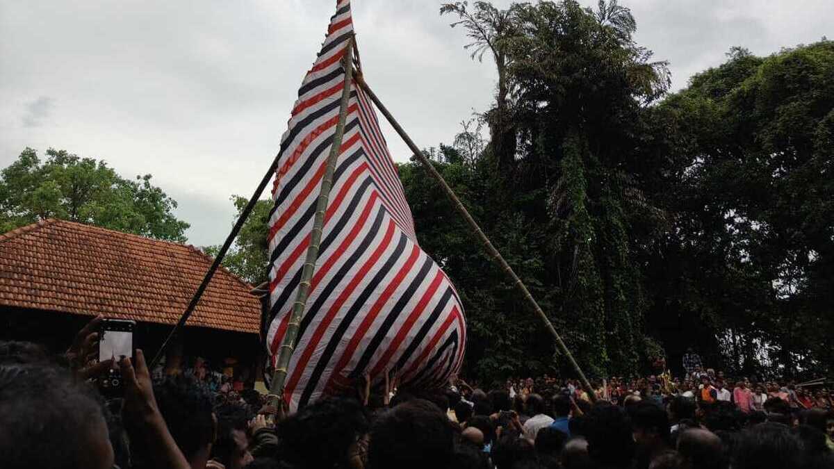 ഭക്തിസാന്ദ്രമായ അന്തരീക്ഷത്തില്‍ കളരിവാതുക്കല്‍ ഭഗവതിയുടെ തിരുമുടി താഴ്ന്നു
