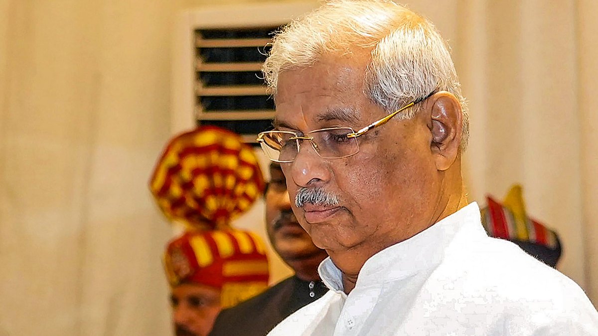 രാജേന്ദ്ര വിശ്വനാഥ് ആർലേകർ കേരള ​ഗവർണറായി സത്യപ്രതിജ്ഞ ചെയ്തു: സ്വീകരിച്ച് മുഖ്യമന്ത്രിയും
