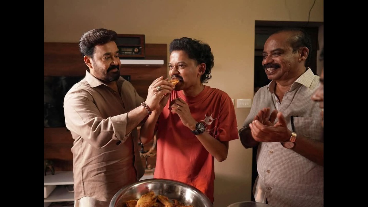 'കേക്കില്ലെങ്കിലെന്താ; പഴംപൊരി ബെസ്റ്റല്ലേ';  ലാലേട്ടനൊപ്പം അമല്‍ ഡേവിസിന്റെ ജന്മദിനാഘോഷം