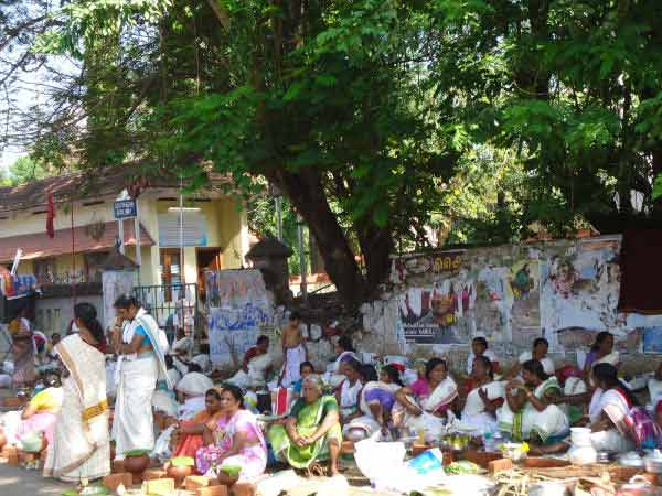 തിരുവനന്തപുരം റെയില്‍വെ സ്റ്റേഷന്റെ തെക്കേ ഗേറ്റിനടുത്ത്.