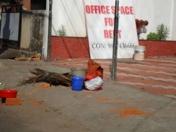 പിന്നെ സ്ഥലം കിട്ടിയില്ലെങ്കിലോ?