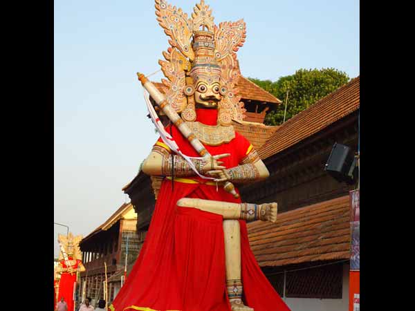 ധര്‍മപുത്രരും പിന്നില്‍ അര്‍ജുനനും