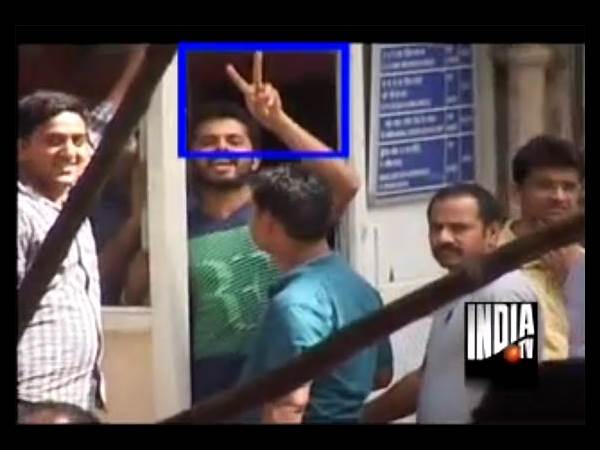 വിജയചിഹ്നംകാട്ടി ശ്രീ