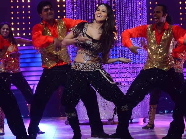 തകര്‍ത്തു