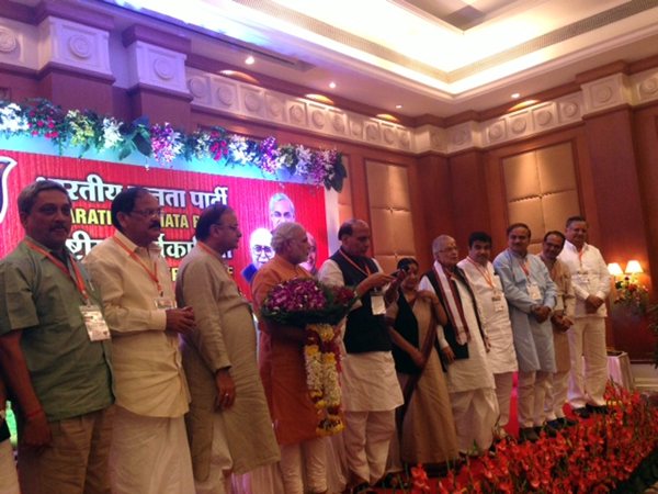 ഒരുമിച്ച്, ഒറ്റക്കെട്ടായി