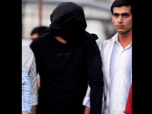 അപമാനത്താല്‍ മുഖം പൊത്തി