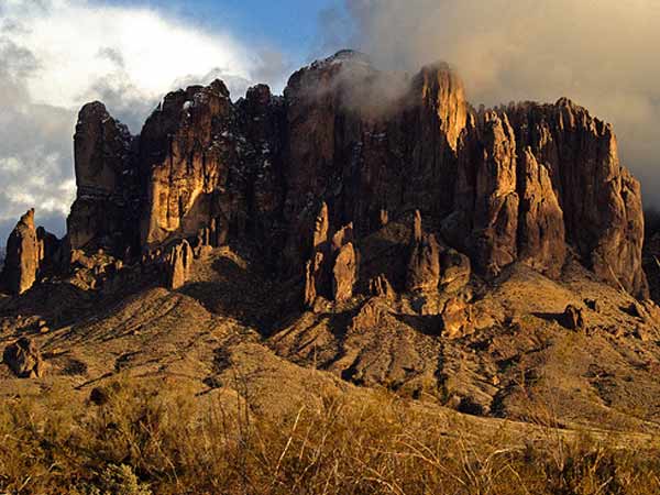 സൂപ്പര്‍സ്റ്റിഷന്‍ പര്‍വ്വതങ്ങള്‍. 