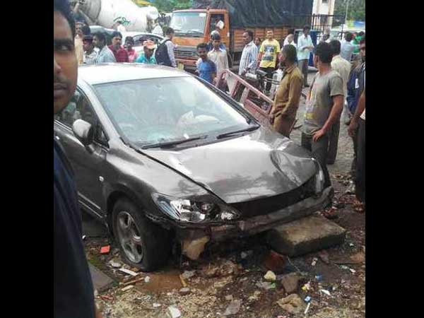 കാറും തകര്‍ന്നു