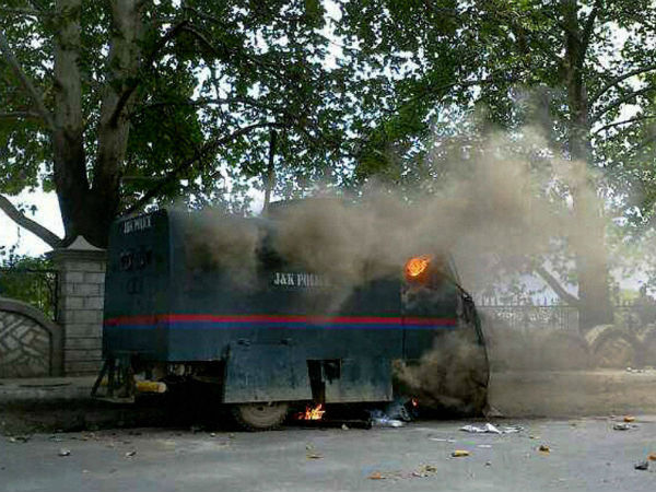 അക്രമം പോലീസ് വാഹനത്തിന് നേരെ