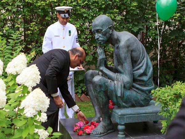 രാഷ്ട്രപിതാവിന് പ്രണാമം