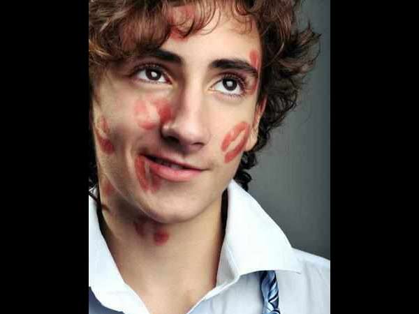  ഉമ്മവച്ച് കൊല്ലും