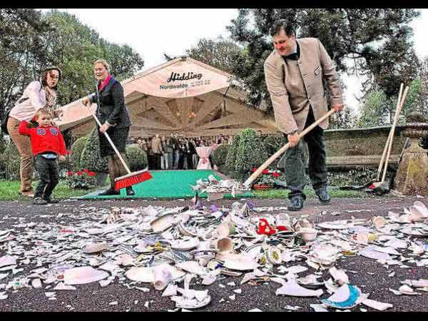 പ്ലേറ്റ് പൊട്ടിച്ചും കല്യാണം