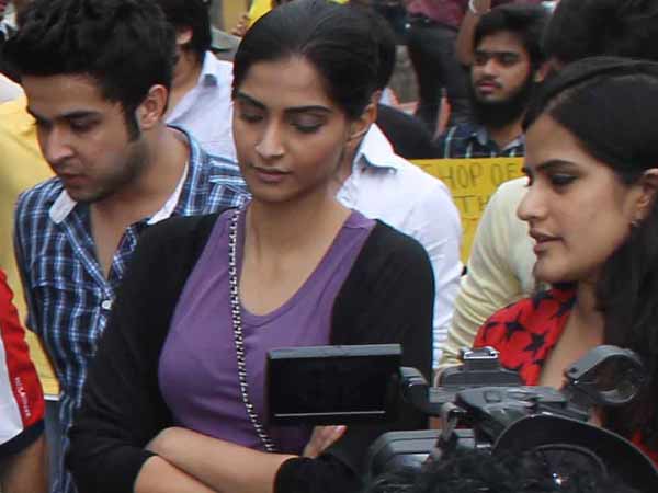 തിരക്കുകള്‍ക്കിടയില്‍ സോനം