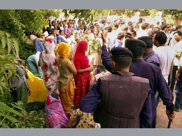 അനുകൂലികളെ തടയുന്നു