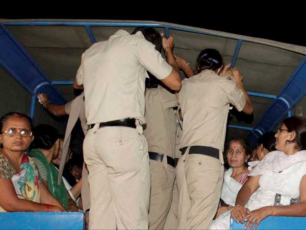 പോലീസിനോടാ കളി 