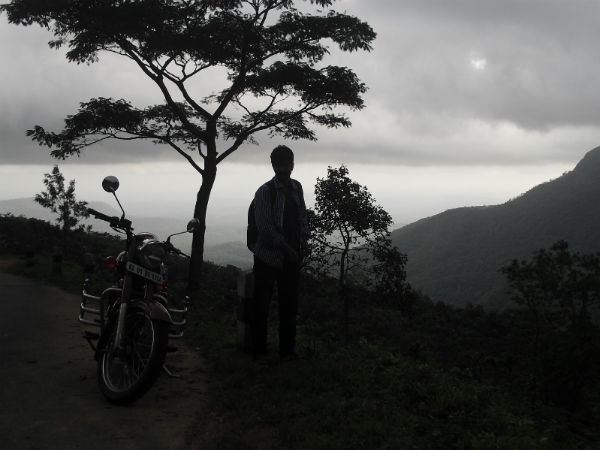 കന്നി മഴയിലെ ബൈക്ക് യാത്രയ്ക്കിടയില്‍ 