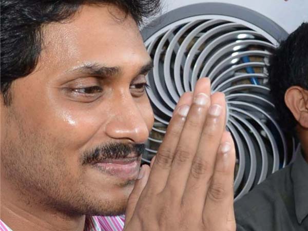 നേതാക്കള്‍ക്ക് പിന്നില്‍