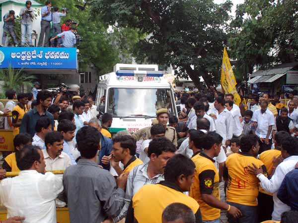 ആംബുലന്‍സ് മുന്നോട്ട്