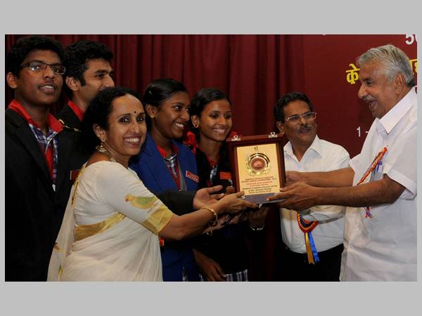 പുരസ്‌കാരം നല്‍കുന്നു