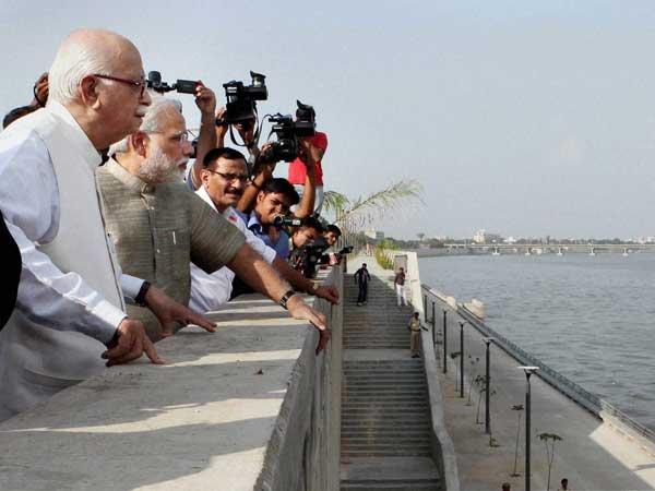 പാര്‍ക്കില്‍ നദിക്കരികെ 