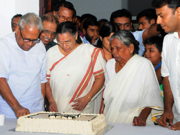 ആദ്യം കേക്ക് മുറിക്കാം