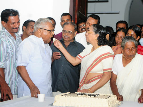 പ്രിയതമയുടെ കയ്യില്‍ നിന്നാകട്ടെ മധുരം