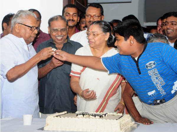 കൊച്ചുമകനും തരട്ടെ ഒരു കഷ്ണം