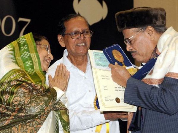 ഏക് ചാതുര്‍ നാര്‍ കര്‍കേ...