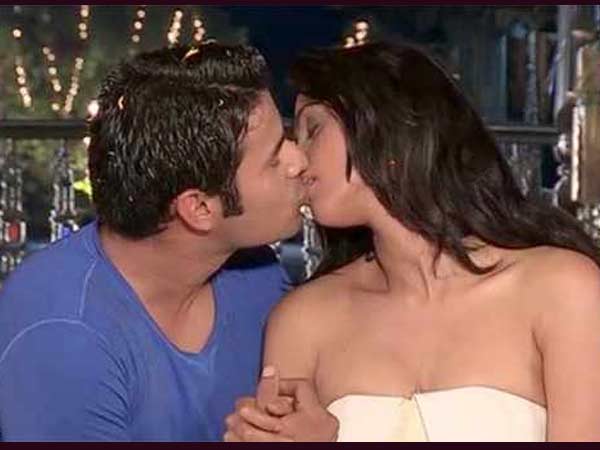 ഷോയില്‍ മല്ലികയുടെ ചുംബനം