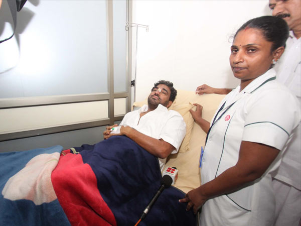 ആശുപത്രി കിടക്കയില്‍