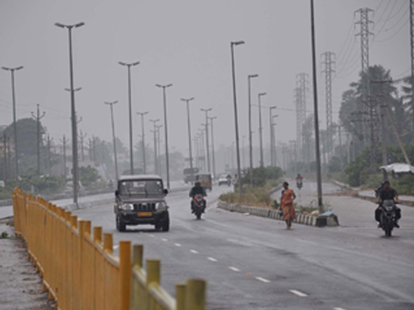  ഇനിയല്‍പം മഴയാത്ര