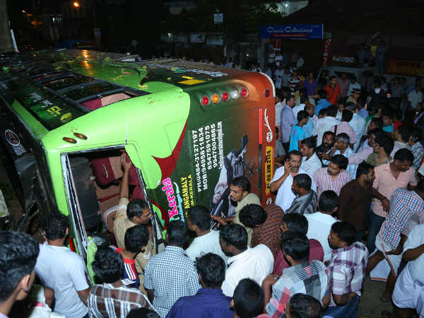 ഓടിക്കൂടിയ നാട്ടുകാര്‍