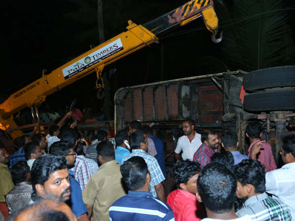 ബസ് ഉയര്‍ത്തുന്നു