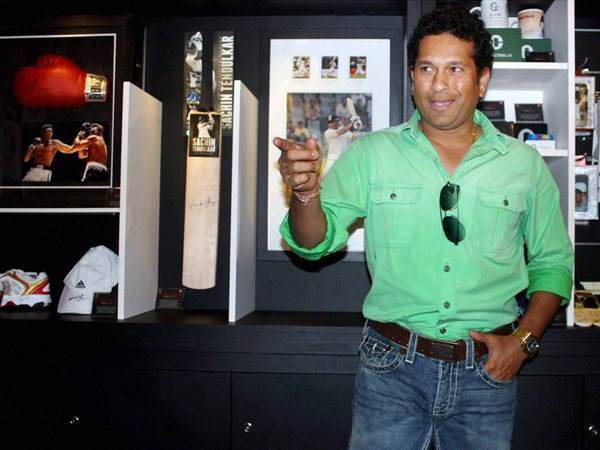 ആദ്യത്തെ അംബാസിഡര് ആദ്യത്തെ അംബാസിഡര്