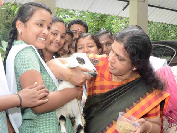 കുഞ്ഞാടേ..കുറുന്പനാടെ