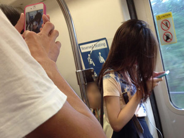 അപരിചിതരുടെ പടമെടുക്കല്‍